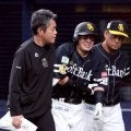 鷹・牧原大成が途中交代　左ひじに死球で悶絶…プレー続行も守備から退く、場内騒然