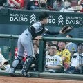 【阪神】坂本誠志郎が好守備でファン沸かす　砂かぶり席へミットを目一杯伸ばして捕邪飛に