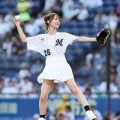【ロッテ】鴎ファンSUPER☆GiRLS門林有羽がファーストピッチ　ワンバン頭抱えるも笑顔
