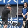 巨人・阿部監督、ＤｅＮＡ・牧ら中大ＯＢが談笑　バット手に打撃論？ケージでフリー打撃も