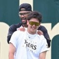 ３１歳の誕生日を迎えた阪神・デュプランティエ　チームに溶け込んでいる様子がうかがえる試合前のひとコマ