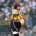【阪神】「ウル虎の夏」初日で山本彩がノーバウンド投球　限定ユニホームは「すごいかわいい」