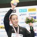 元競泳日本代表選手が江ノ島でのオフショット　白いトップスでデコルテ全開に「恵まれた美しさ」