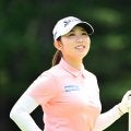 北海道出身の内田ことこが3打差首位で折り返し 2位に山城奈々