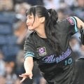 超人気アイドルが“暴投”に頭抱え「あああー」　ポニテ姿でペコリ笑顔…場内魅了