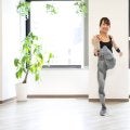 「毎日やってる」「地味に効く」立ったままできる“立ち腹筋”1週間メニュー