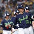 ヤクルト　内山のファウルしたバットが三塁ベンチに飛び込むハプニング　中村悠、山田らが驚いてよける→直後におわびの？満塁弾