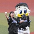 【ロッテ】櫻坂46の山﨑天が始球式　西武西川の背中を通るワンバウンドに頭抱えるも爽やか笑顔