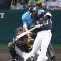 【ヤクルト】ベンチにバットが飛び一瞬ひやりの直後、今度はボールがスタンドイン！内山壮真が満弾