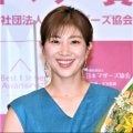 潮田玲子さん、透け感あるピンクの花柄ブラウス姿で杉山愛さん祝福「サプライズ大成功～」