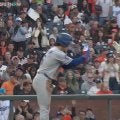 大谷翔平、衝撃の場外ホームランを絶好調の“弟分”と祝福…頭ぽんぽん→ベンチで“追いお辞儀”ほっこりやりとりが話題