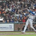 「バットの飛距離もすごい」大谷翔平の打席で珍事…フルスイングでバットが“真っ二つ”にファン驚愕「折れ方すごい」