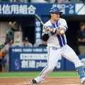 DeNA・牧秀悟 左肘に死球受ける