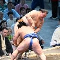 若隆景、14場所ぶりの関脇復帰で快勝発進　王鵬の引きに乗じて、最後は寄り切る