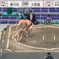 「何があった？」関取経験者が突如力なく敗れる姿にどよめき…自ら土俵を割るような驚きの結末「最後どうしたんや？」