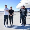 ドジャース　山本由伸を見つめるフリーマンが印象激変！グラウンドでは見られないほっこり光景　カーショーの両腕を握り