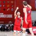 河村勇輝 同僚に日本のお菓子振る舞う