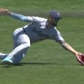 「無茶したなぁｗ」ヒヤヒヤするほどのファインプレーにファン興奮 山本由伸の好投を支えた“超積極的守備”に「グレイトだぜ！」反響続々