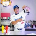 ロバーツ監督がレストランの店員に！？撮影会でド軍戦士が和気あいあい　大谷翔平のカッコいい店員姿も反響