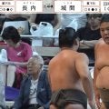 土俵下、力士の“共同作業”にファンほっこり 物言い協議で緊張の最中に発生した一コマ