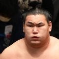 横綱豊昇龍が２日連続で金星配給　平幕安青錦のわたし込みに不覚　新横綱大の里は３連勝　大関琴桜は２敗目、小結高安に敗れる
