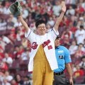 広島　子育てインフルエンサーの木下ゆーきが始球式に登場　背番号は「８８」（パパ）ブルペンで新井監督と特訓
