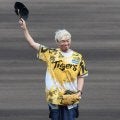 阪神戦　１０-ＦＥＥＴ　ＴＡＫＵＭＡがファ-ストピッチに登場　元阪神の白仁田氏と藤原氏と親交「夢が叶ったような瞬間でした」