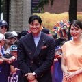 大谷翔平「妻の色に合わせて僕が選んだ」　真美子夫人と手を繋ぎ…濃紺スーツで登場
