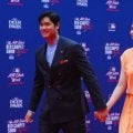 大谷翔平、真美子夫人と手をつなぎレッドカーペット登場　濃紺スーツにオレンジドレス…ファン大歓声