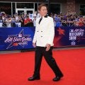 山本由伸、初の球宴レッドカーペットにソロで登場　白のジャケット姿でスターと肩を並べる