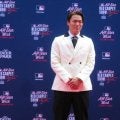 山本由伸　白ジャケットをオシャレに着こなす　ファンから大歓声　やや緊張気味の様子も