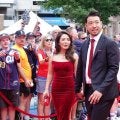 赤タイトドレスの瑠美夫人が髪をセット…菊池雄星一家の舞台裏　幸せ溢れる“準備”