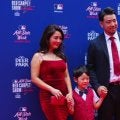 菊池雄星、赤タイトドレスの瑠美夫人と登場　鮮やかエ軍カラーに歓声、家族3人で笑顔