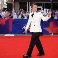 山本由伸は白スーツで鮮やかコーデ　ロバーツ監督は夫婦２人で、カーショーは大家族でのショット