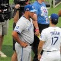大谷翔平がエステベスと再会のハグ　エンゼルス時代の同僚　１人グラウンドに残ってかつての守護神を待つ→発見して笑顔