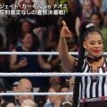 「選手より目立ってる」人気女子レスラーが“特別レフェリー役”過激コスチュームで入場に大歓声「なんという格好だ」
