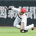 広島・中村奨成が右肩押さえて負傷交代