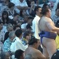 「“こいつヤバイな”って顔w」呼出が安青錦に見せた驚きの表情が話題 “憧れ”の若隆景を撃破した土俵下での一コマ