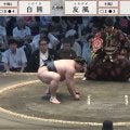「なんかスゴイ人が相撲見てる」大相撲中継、行司の背後に“ただならぬ”存在感の武将が鎮座 「存在感ハンパない」ネット騒然