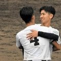 途中登板で敗れた伊予の新野蒼生主将、整列後には相手の主将と抱擁