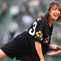 「太ももがヤバいw」　大暴投に赤面も…美女アスリートに騒然「神々しい」