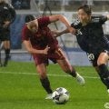 雨天の中国戦、ドリブルで前を目指した｢ベレーザ19歳｣、ゴールを死守した｢秋田美人DF｣、檄を飛ばした｢美しすぎる10番｣、激闘後…キャプテンは天を仰いだ