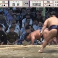 人気力士と“ただならぬ”存在感の観客が…あわや危機一髪 土俵下に転落での一コマ