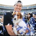 大谷翔平に「朝から癒やしをありがとう」デコピンが上手に犬かき　お気に入りのワニ君くわえて「泳ぎっぷりもナイス」来年には絵本も発売へ