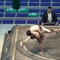 土俵下で“笑ってはいけない”状態が発生「親方ツボってる」見事な掛け投げが招いた“ほっこり珍事”