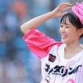 神宮に降臨の女神が「超絶可愛いんですが！！」マウンドで“ぴょんぴょん”　ノーバンでいけるようにも「本番は緊張しちゃって…」