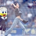 衝撃スタイルの８頭身美女がＺＯＺＯ降臨で騒然　ヘソ出しユニ＆デニムでマウンドへ　美フォーム投球に沸く