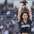 173センチ人気モデルがZOZO降臨　抜群スタイル…へそ出しユニで豪快足上げ投球