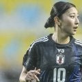 ｢ほっぺに種ついとるw｣王者ベレーザ新加入、なでしこMF塩越柚歩の“あざとかわいい”夏ショットが話題！｢楽しそう｣｢スイカ割りか。夏らしいね｣の声