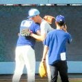 大谷翔平と交流したい！ブルワーズの怪物新人が激カワ行動「ショウヘイをカバーしに」ジワリ近寄り打球から守るガードマン役→握手＆ハグ成功でニッコリ
